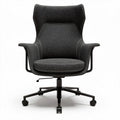 Sedia da ufficio nera in tessuto con braccioli regolabili e base girevole 90 x 70 x 110cm